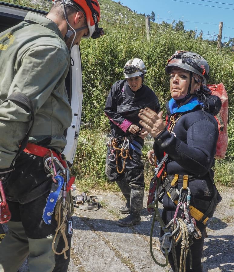 Las tres mujeres, exhaustas, fueron localizadas a doce horas de camino de la entrada cuando regresaban de manera penosa.