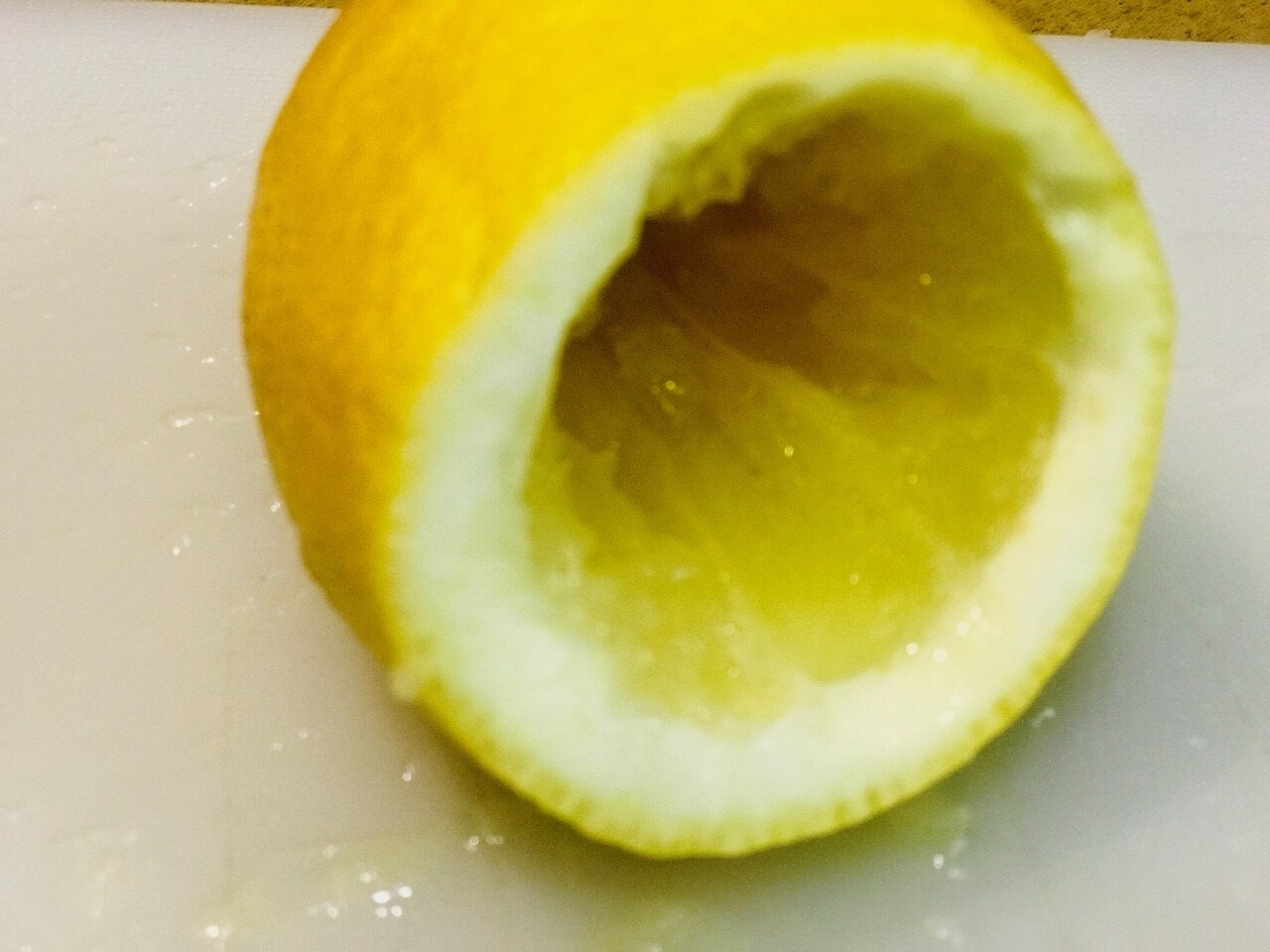 BIZCOCHO DE CHOCOLATE BLANCO Y LIMÓN. 1-Cortar el limón la parte de arriba como si fuera un sombrero. Sacar la carne del limón. 