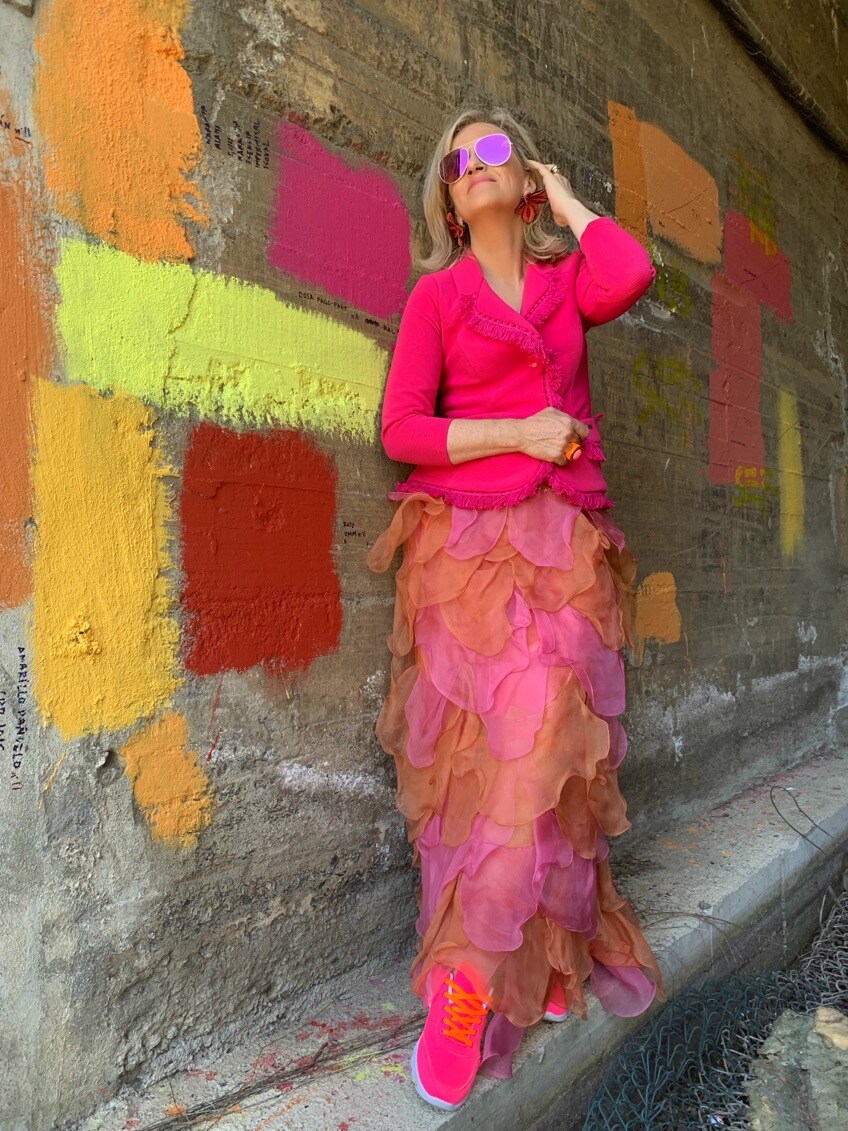 Miren González (@mirengonzalezmendialdua) opta por una preciosa combinación de colores y texturas. Una falda espectacular de Mercedes de Miguel combinada con la chaqueta en rosa y zapatillas. Un look que sorprende y no deja indiferente compuesto por piezas con mucha fuerza. 