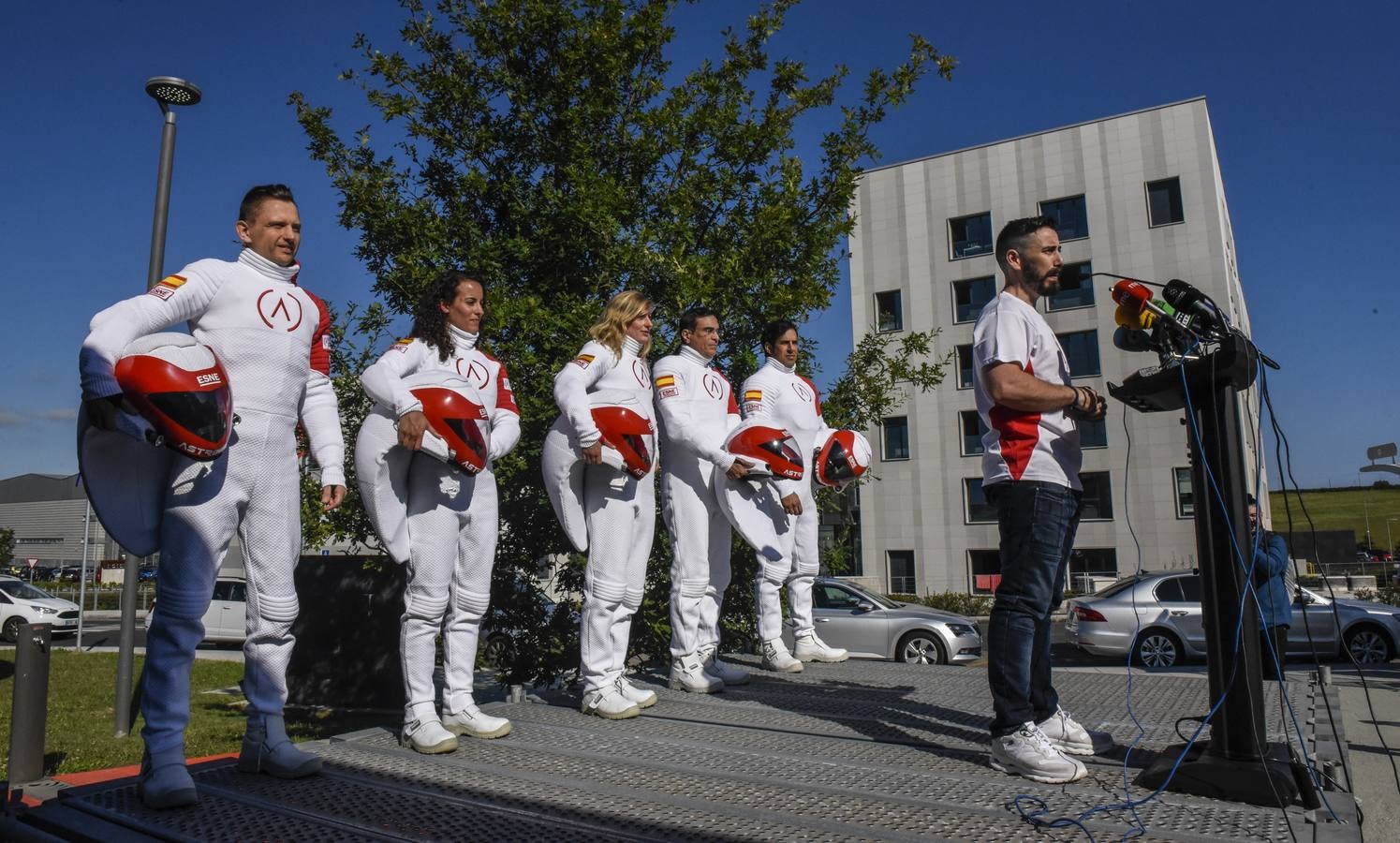 Comienza la primera misión en Astroland, la agencia española que realiza una experiencia espacial analógica desde una cueva de Cantabria | Cinco profesionales de diferentes nacionalidades forman parte de esta aventura y hasta el viernes vivirán en la cavidad