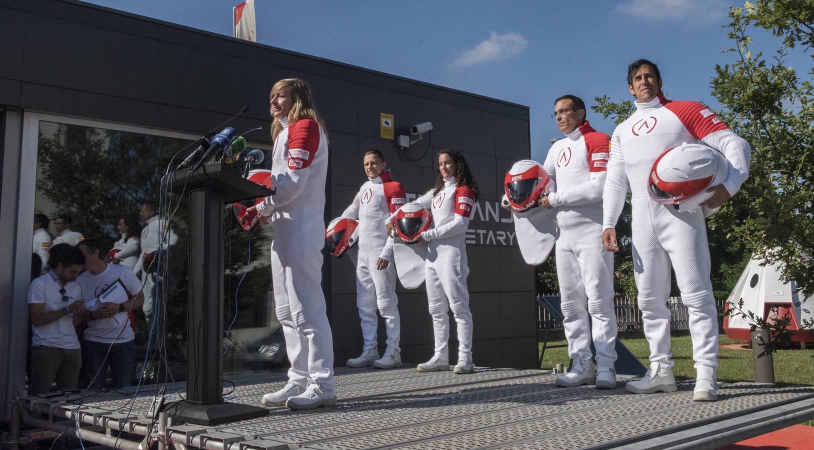 Comienza la primera misión en Astroland, la agencia española que realiza una experiencia espacial analógica desde una cueva de Cantabria | Cinco profesionales de diferentes nacionalidades forman parte de esta aventura y hasta el viernes vivirán en la cavidad