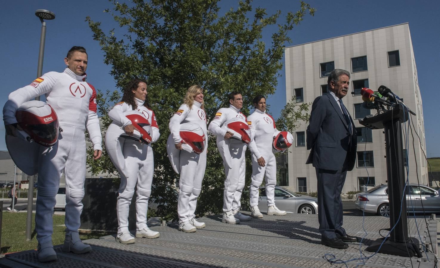 Comienza la primera misión en Astroland, la agencia española que realiza una experiencia espacial analógica desde una cueva de Cantabria | Cinco profesionales de diferentes nacionalidades forman parte de esta aventura y hasta el viernes vivirán en la cavidad