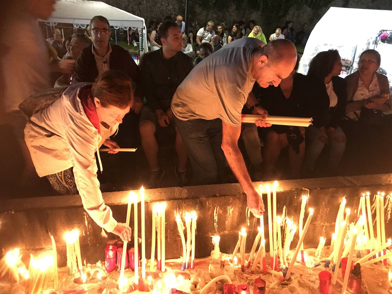 Cientos de peregrinos venidos de todos los puntos de la región se acercaron andando a la tradicional misa de las cinco de la mañana