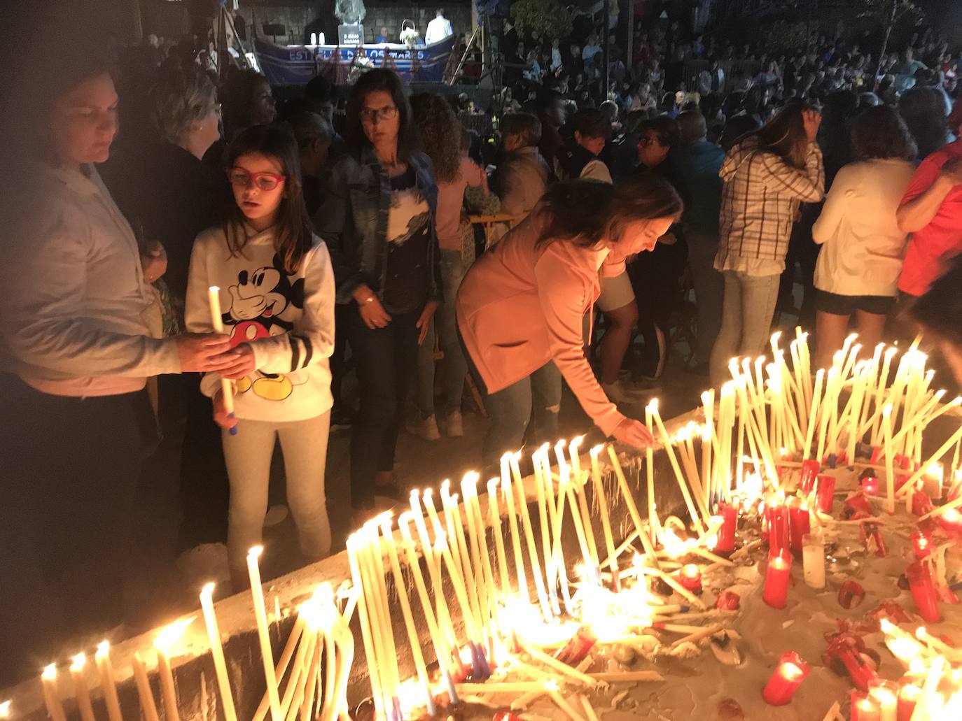 Cientos de peregrinos venidos de todos los puntos de la región se acercaron andando a la tradicional misa de las cinco de la mañana