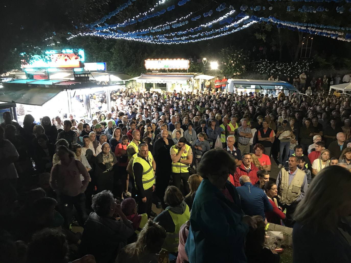 Cientos de peregrinos venidos de todos los puntos de la región se acercaron andando a la tradicional misa de las cinco de la mañana