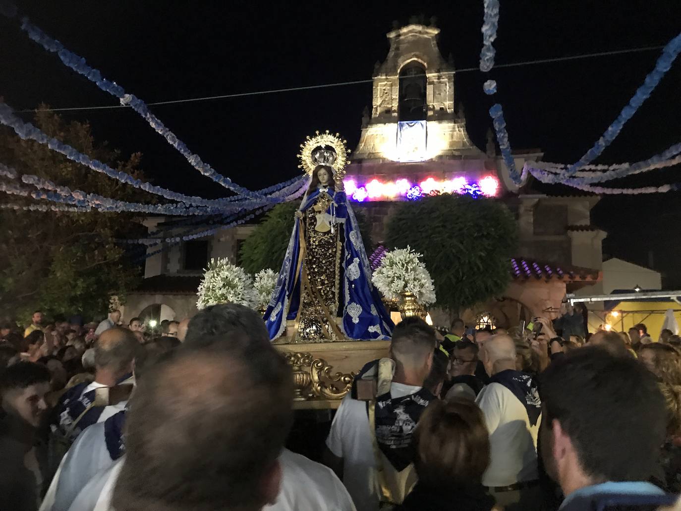 Cientos de peregrinos venidos de todos los puntos de la región se acercaron andando a la tradicional misa de las cinco de la mañana