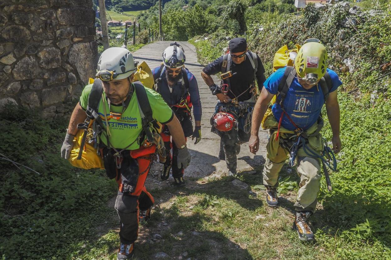 Integrantes del grupo de rescate Esocán, durante una de las expediciones de la mañana de ayer a la cueva.