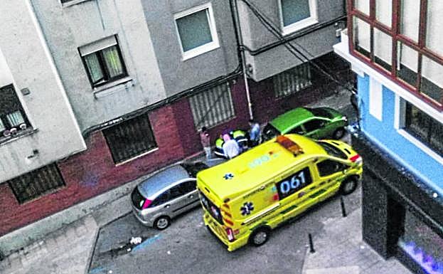 Imagen de una intervención reciente de una ambulancia para atender a una persona en el exterior de la discoteca. 