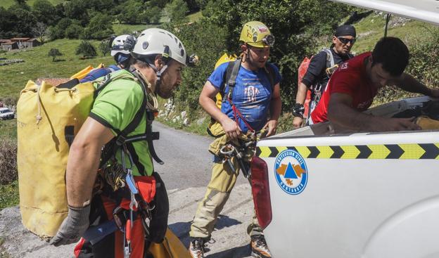 Miembros del equipo de rescate el domingo en la cueva de Coventosa, donde rescataron a tres espeleólogas «experimentadas». 