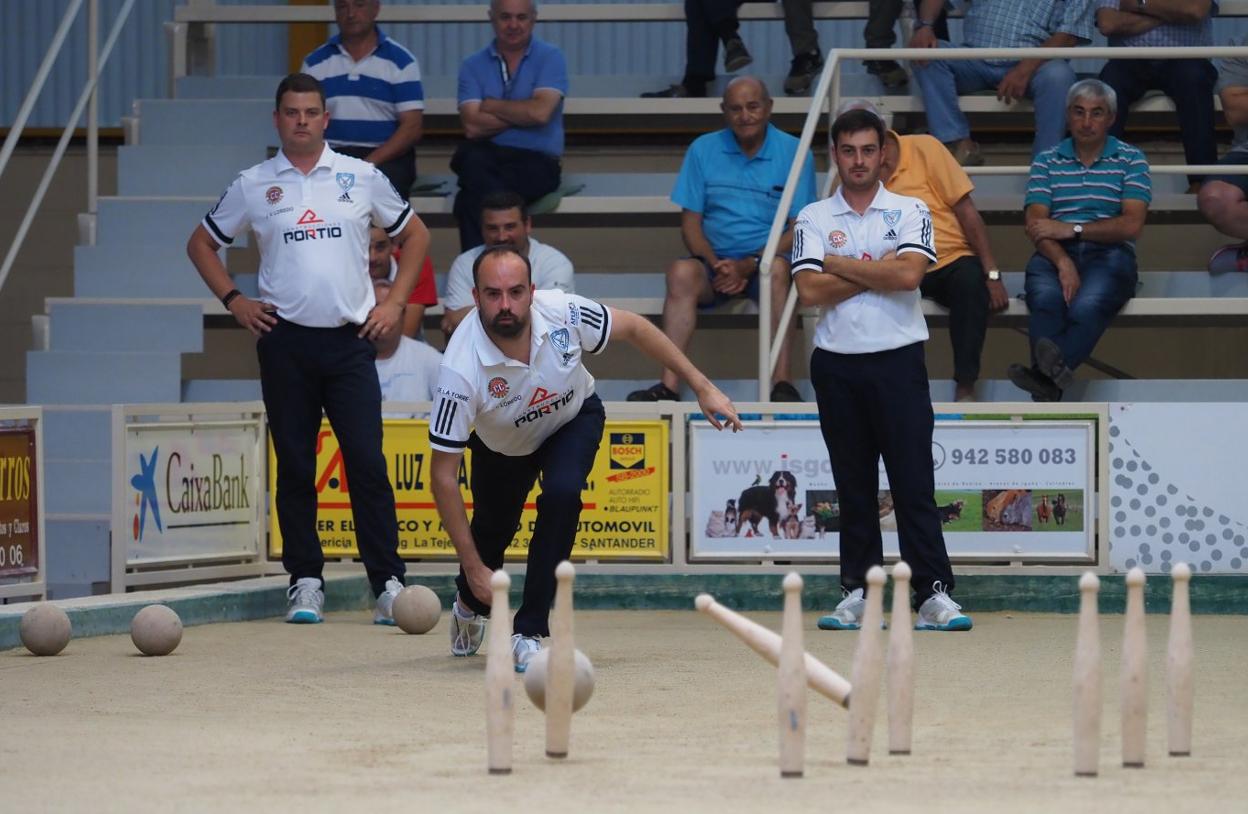 Víctor de la Torre birla ante la mirada de sus compañeros de equipo David Cecín y Manuel Domínguez. 