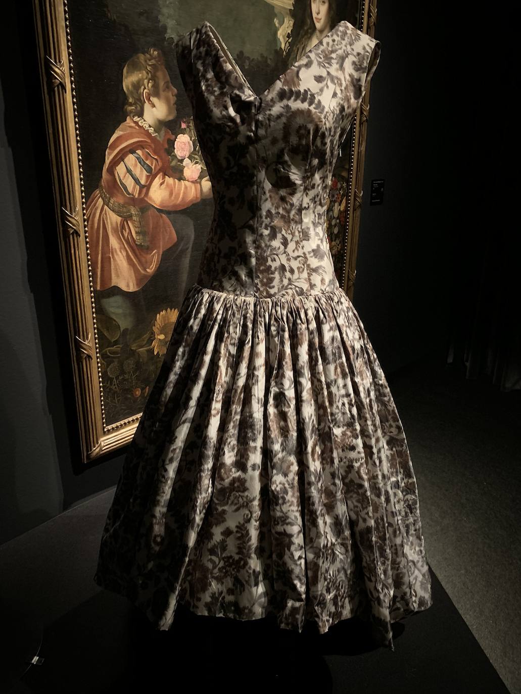 La visita a la muestra del Museo Thyssen en Madrid es sumergirse en un apasionante viaje de diseño e historia de la costura