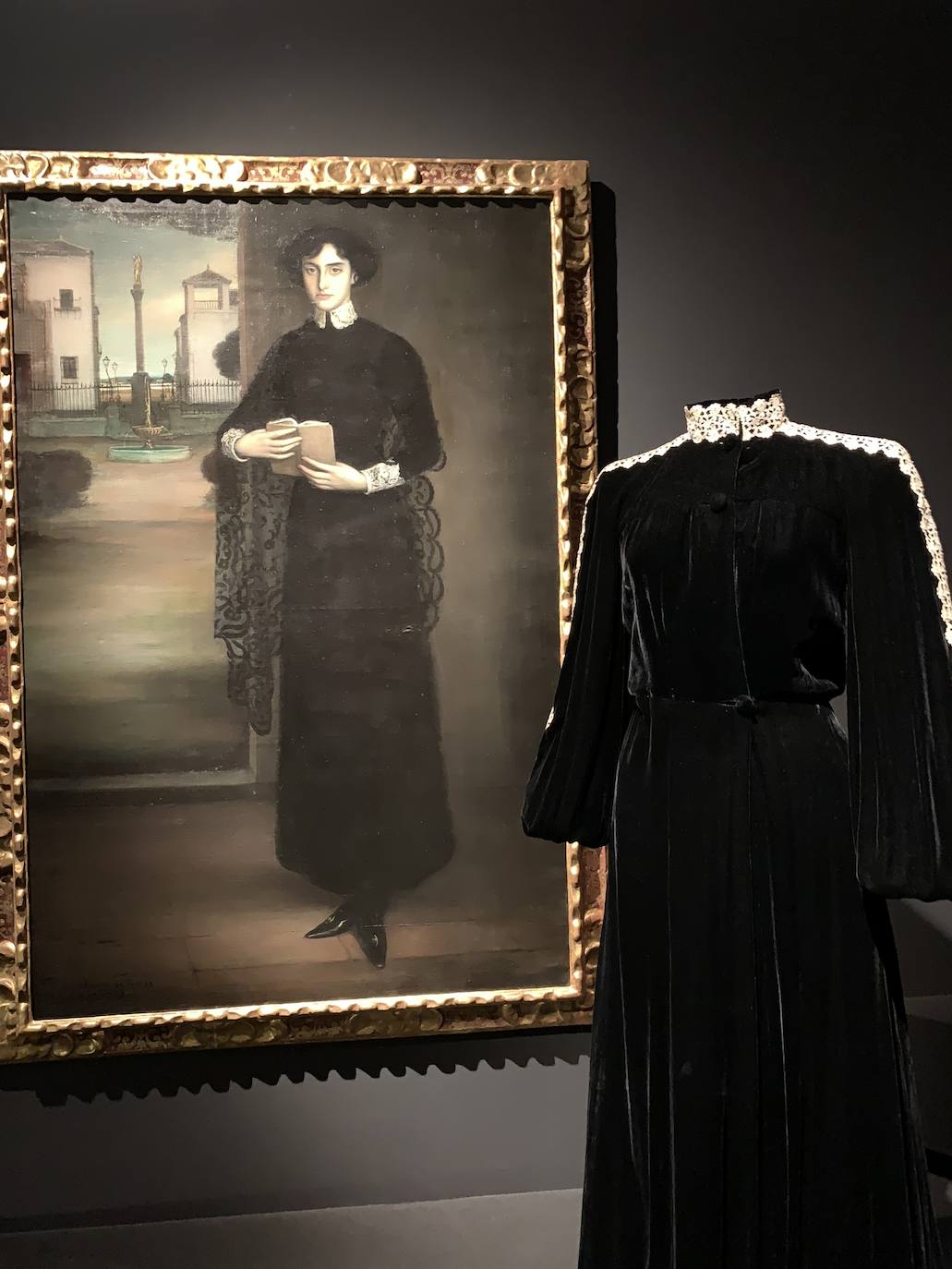 La visita a la muestra del Museo Thyssen en Madrid es sumergirse en un apasionante viaje de diseño e historia de la costura