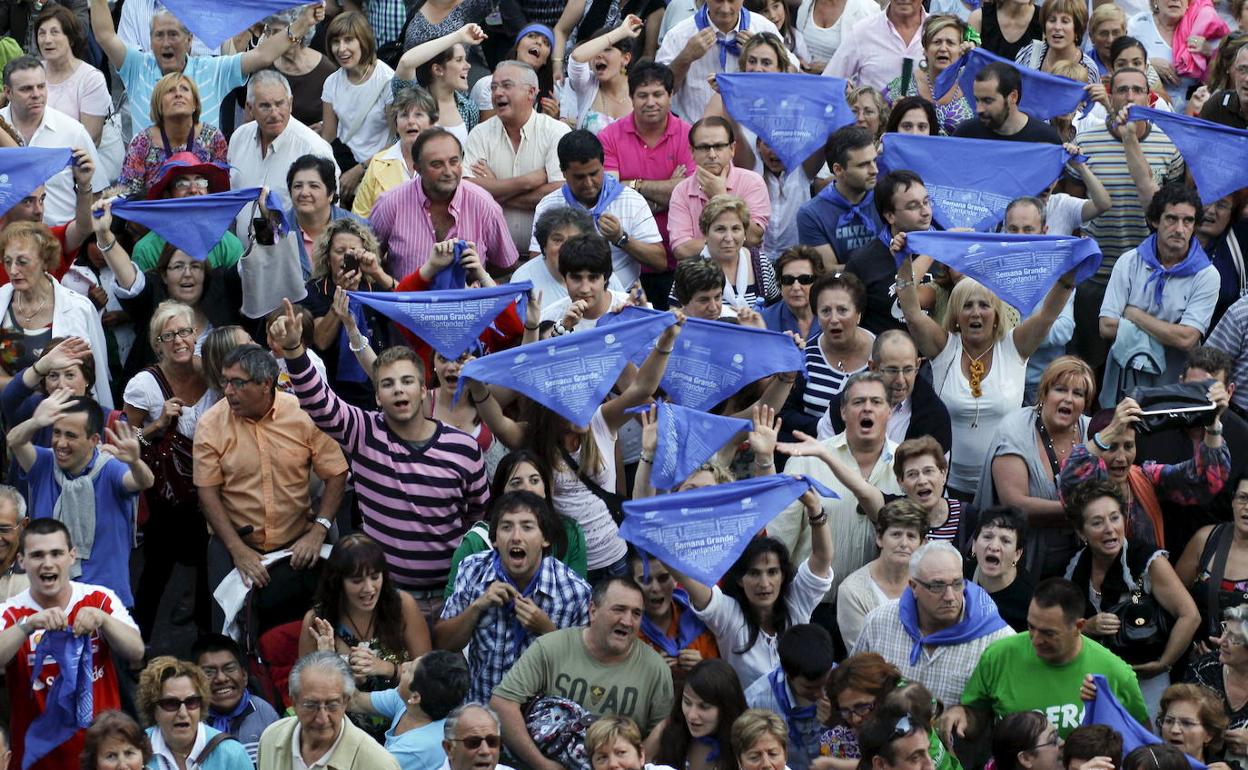 El chupinazo, pistoletazo de salida de las fiestas, congrega cada año a gran cantidad de público en la plaza del Ayuntamiento. 