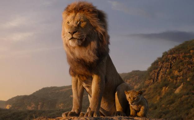 Mufasa, rey león y señor de Pride Rock, aspira a que su hijo Simba herede el reino.