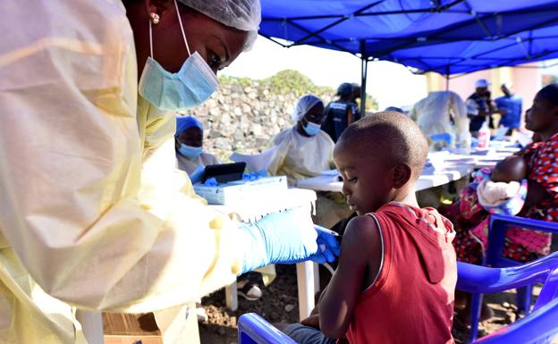 Una sanitaria congoleña vacuna a un niño en Goma.
