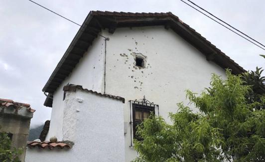 Los disparos disuasorios de la Guardia Civil, en respuesta a los de Luciano, se apreciaban en la vivienda