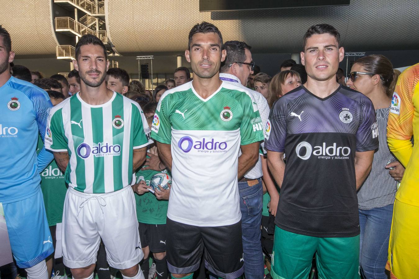 El conjunto cántabro presenta los uniformes que vestirá en el año de su regreso a Segunda División.