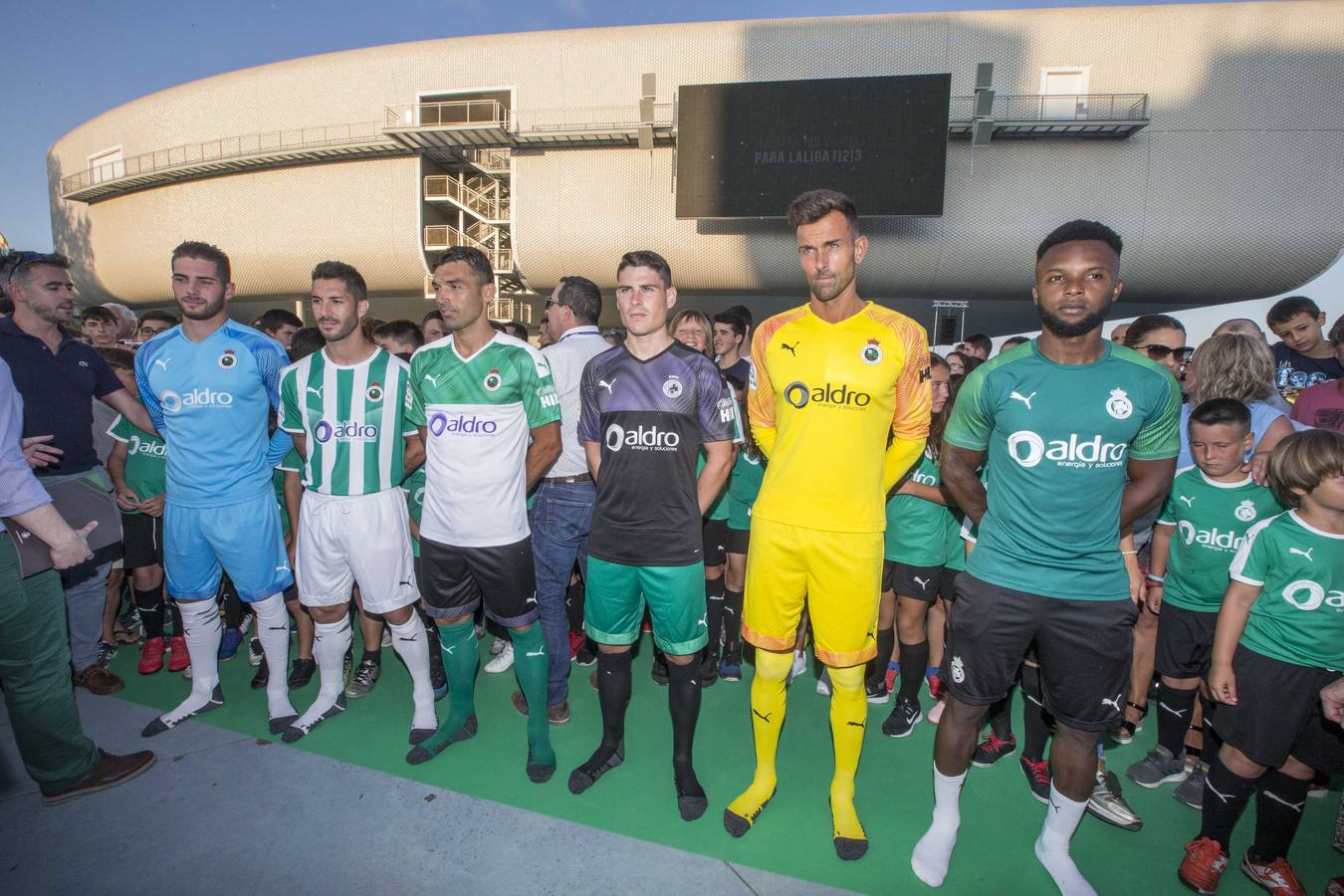 El conjunto cántabro presenta los uniformes que vestirá en el año de su regreso a Segunda División.