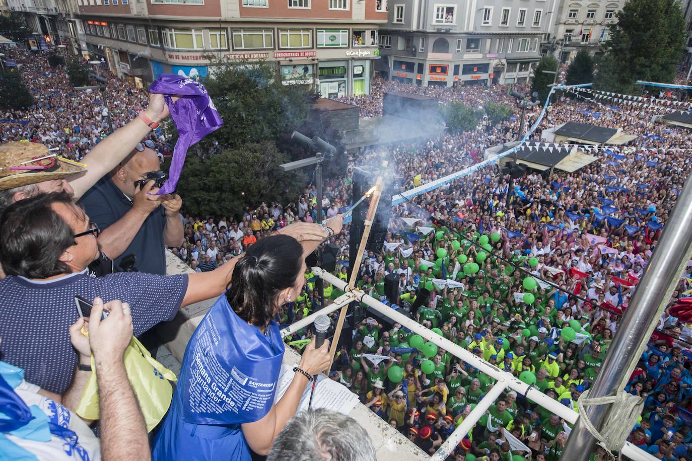 Fotos: Las calles de Santander se llenan de gente en el arranque de las fiestas