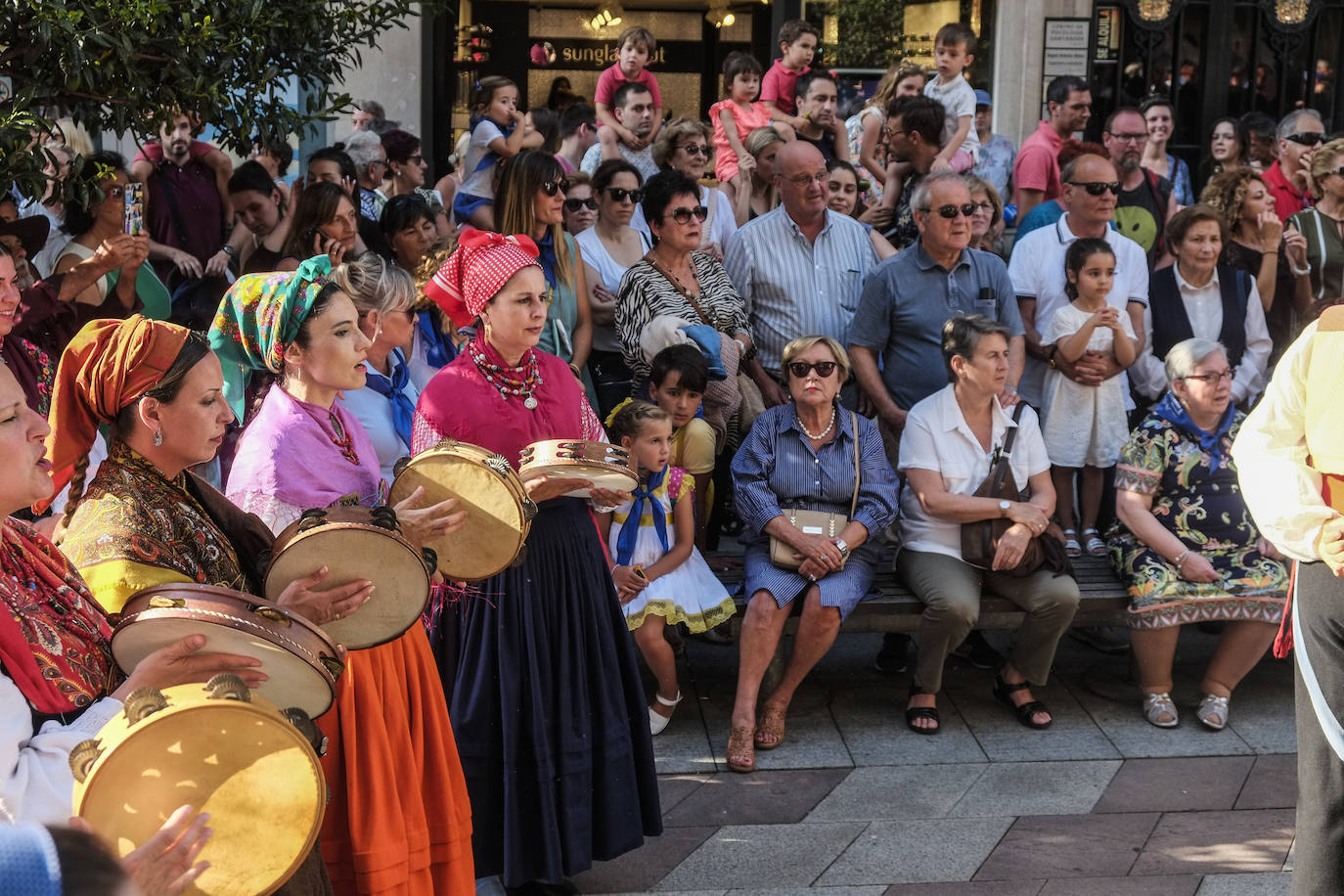Fotos: Las calles de Santander se llenan de gente en el arranque de las fiestas