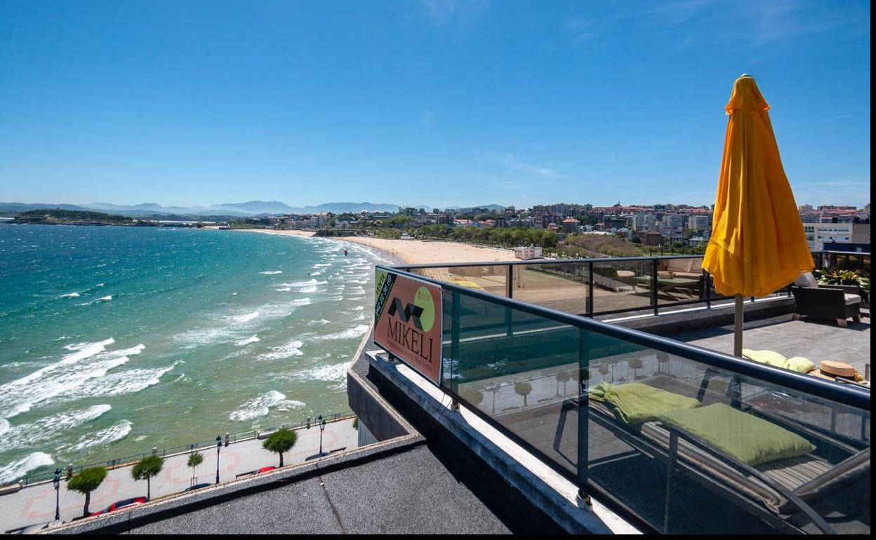 Con increíbles vistas a El Sardinero, este ático de Santander se vende por 2,6 millones de euros. 