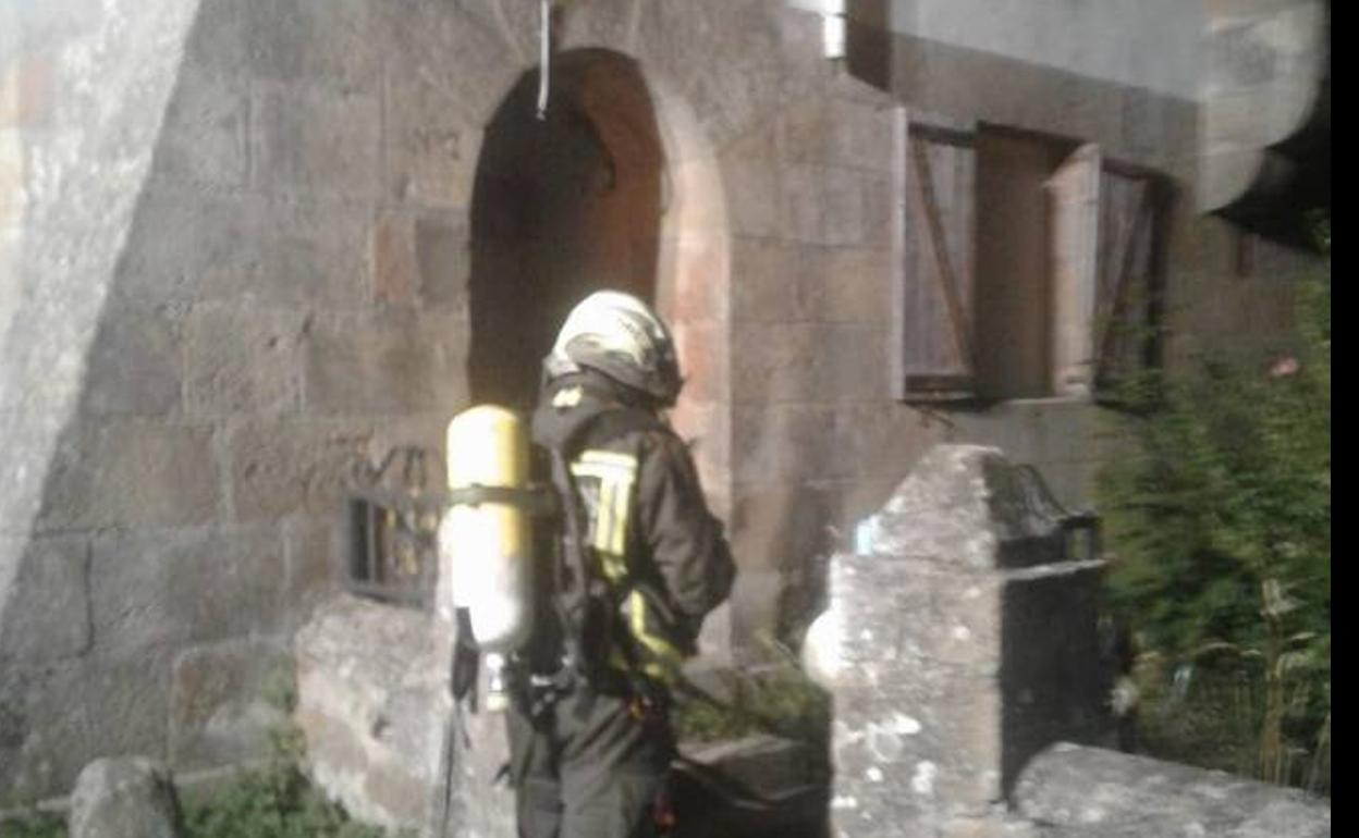 El fuego iniciado en varios colchones provoca un incendio en una casa parroquial de Campoo de Yuso