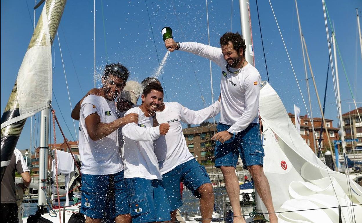 La tripulación celebra el título mundial.