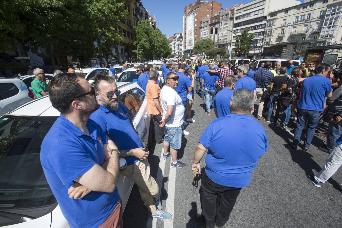 Efectivos de la Policía Local de Santander y los taxistas se han unido hoy para cortar la calle Jesús de Monasterio y paralizar el centro de la ciudad a mediodía para reclamar al Ayuntamiento que atienda sus reivindicaciones.