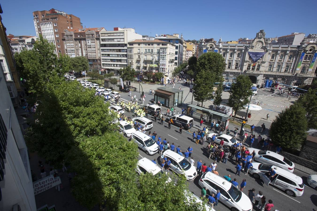 Efectivos de la Policía Local de Santander y los taxistas se han unido hoy para cortar la calle Jesús de Monasterio y paralizar el centro de la ciudad a mediodía para reclamar al Ayuntamiento que atienda sus reivindicaciones.