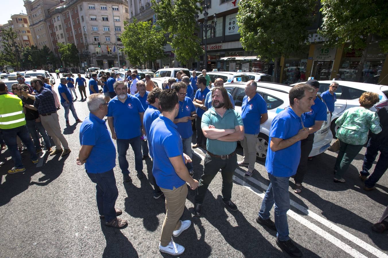 Efectivos de la Policía Local de Santander y los taxistas se han unido hoy para cortar la calle Jesús de Monasterio y paralizar el centro de la ciudad a mediodía para reclamar al Ayuntamiento que atienda sus reivindicaciones.