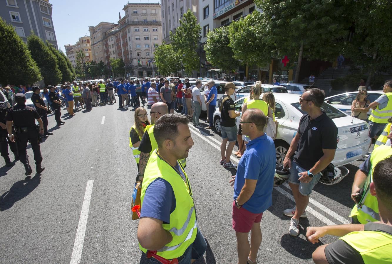 Efectivos de la Policía Local de Santander y los taxistas se han unido hoy para cortar la calle Jesús de Monasterio y paralizar el centro de la ciudad a mediodía para reclamar al Ayuntamiento que atienda sus reivindicaciones.