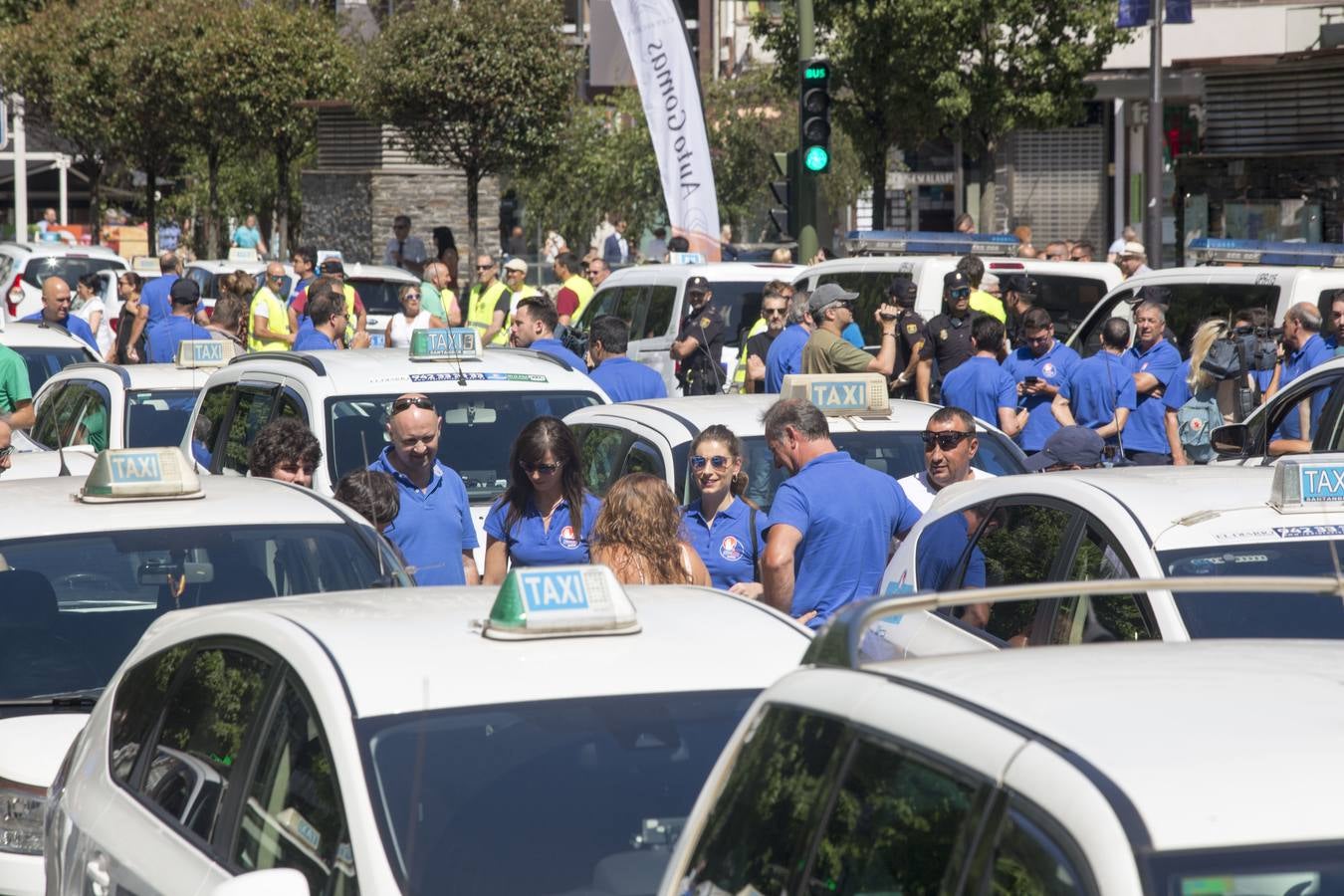 Efectivos de la Policía Local de Santander y los taxistas se han unido hoy para cortar la calle Jesús de Monasterio y paralizar el centro de la ciudad a mediodía para reclamar al Ayuntamiento que atienda sus reivindicaciones.