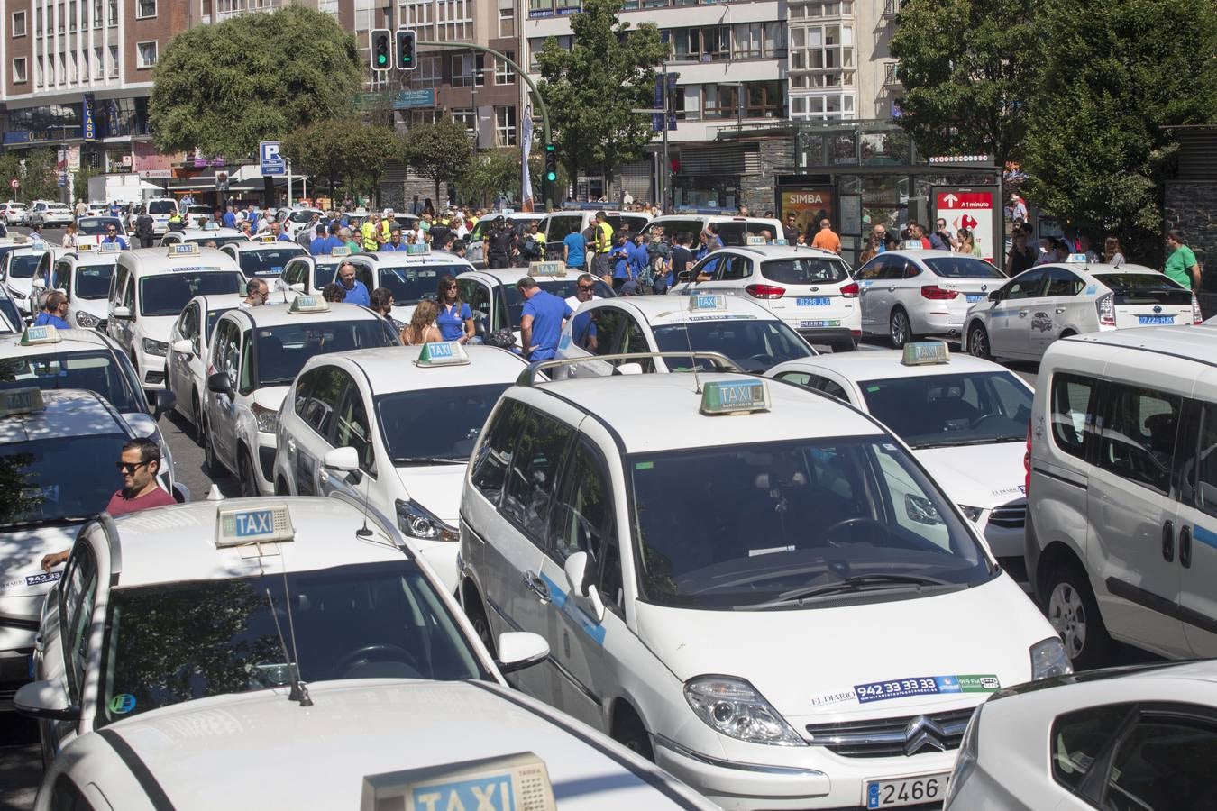 Efectivos de la Policía Local de Santander y los taxistas se han unido hoy para cortar la calle Jesús de Monasterio y paralizar el centro de la ciudad a mediodía para reclamar al Ayuntamiento que atienda sus reivindicaciones.