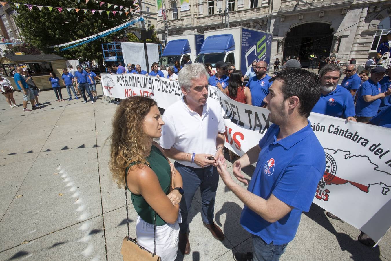 Efectivos de la Policía Local de Santander y los taxistas se han unido hoy para cortar la calle Jesús de Monasterio y paralizar el centro de la ciudad a mediodía para reclamar al Ayuntamiento que atienda sus reivindicaciones.