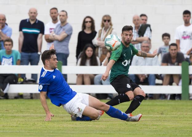 El lateral izquierdo Moi, durante un lance del juego en el primer partido de pretemporada ante la Cultural de Guarnizo.