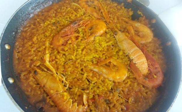 Paella con marisco.