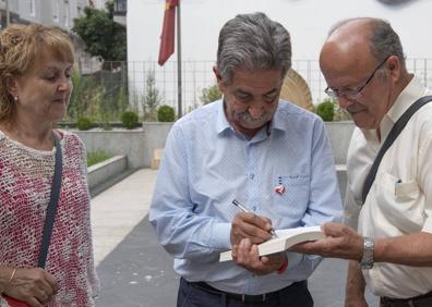 Imagen secundaria 1 - «Nunca pensé que fuera a madrugar para ver a un político»