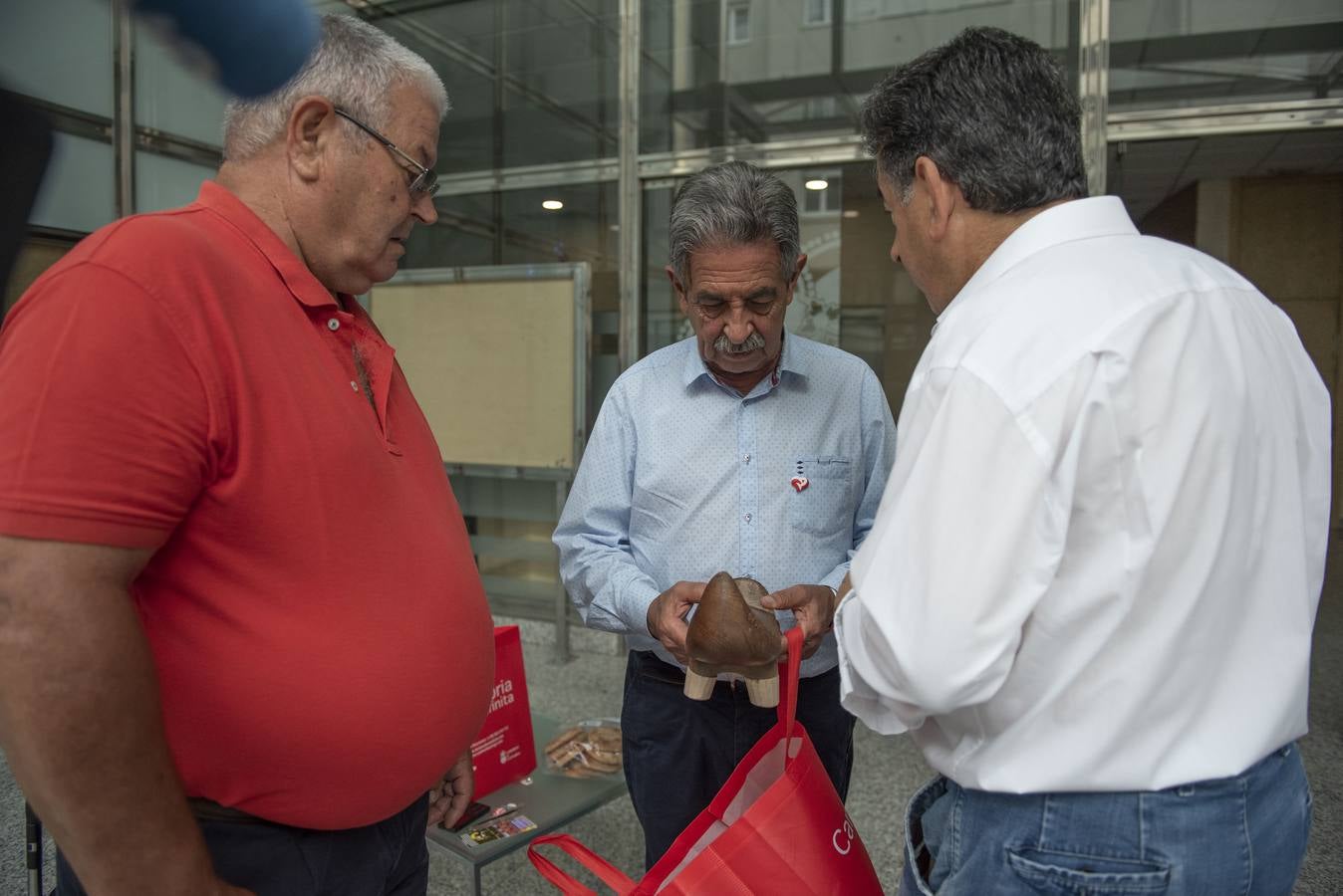 Revilla ha recibido este sábado a cuantas personas han querido acercarse a conocerlo.