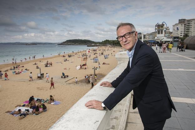 José Guirao, ministro de Cultura desde hace poco mas de un año, posa en El Sardinero. Esta semana regresó a Santander donde el pasado año firmó el convenio del Reina Sofía - Archivo Lafuente. 