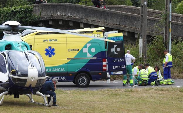 El facultativos trataron de estabilizar sin éxito al bebé herido, para trasladarlo en helicóptero.