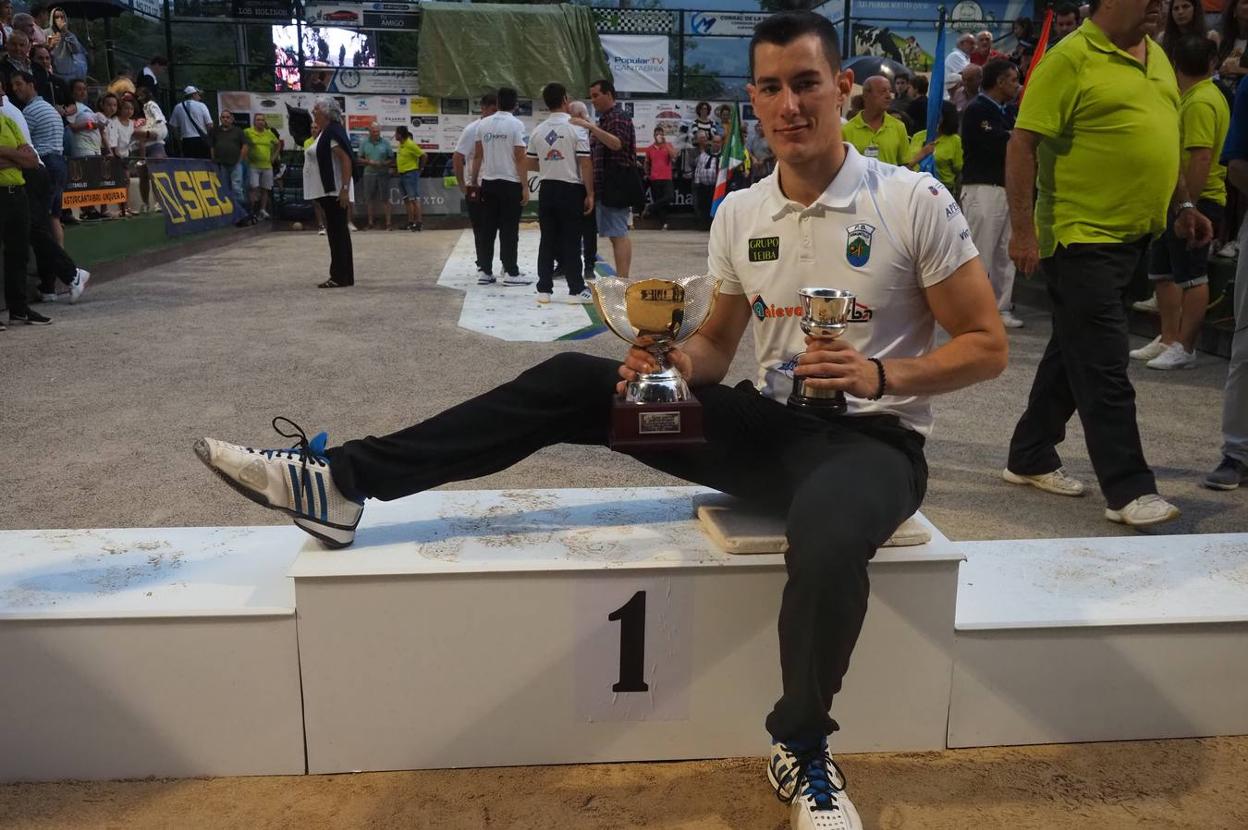 Víctor González birla ayer en la bolera de Roiz, donde se proclamó campeón de Cantabria. :: SANE