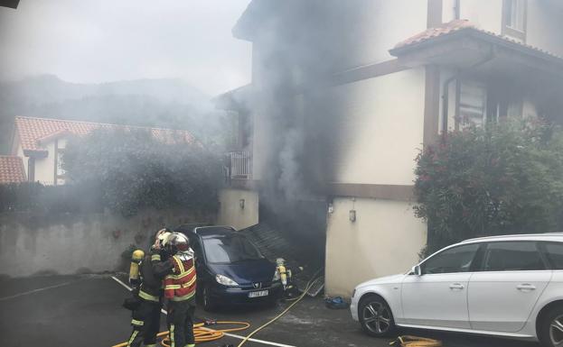 Arde el garaje de una vivienda en Ampuero