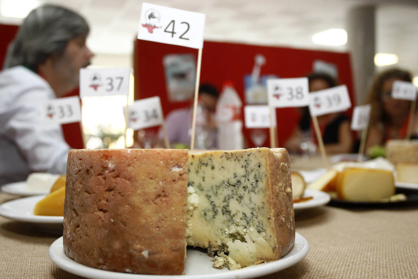 El mejor queso del certamen. La joya de Javier Campo elaborada con leche cruda en Tresviso. Además de ganar su categoría de pasta azul, el queso Javier Campo, elaborado en Tresviso y adscrito a la Denominación de Origen Protegida Picón Bejes-Tresviso, se adjudicó el triunfo absoluto en la tercera edición del Concurso de la Asociación Frisona de Cantabria (AFCA), imponiéndose en la votación final a los otros cinco ganadores de cada categoría. En el año 2017 este queso también fue el ganador absoluto, mientras que en 2018 se tuvo que «conformar» con ganar la categoría de azules. Este triunfo y reconocimiento social para la quesería Javier Campo representa el premio a una trayectoria jalonada de distinciones en prestigiosos certámenes nacionales e internacionales desde que en 1986 recibiese su primera medalla de oro en la Feria de Alimentaria. El mejor queso de Cantabria 2019 se elabora en el pueblo de Tresviso, en pleno Parque Nacional Picos de Europa, con leche de su propia granja de vacas, con el objetivo de conseguir el mejor producto a partir de la receta que heredaron de sus antepasados. La leche garantiza una calidad y una características adecuadas para elaborar queso. Además de este queso tantas veces distinguido, Javier Campo también elabora Nevado de los Picos, con leche cruda de vaca y madurado en cueva natural. Preseta ligeras tonalidades azules de penicilium roqueforti, es de textura untuosa y sabor delicado, un poco más suave. Y en fase pruebas está el queso Urdón, de tipología curado.