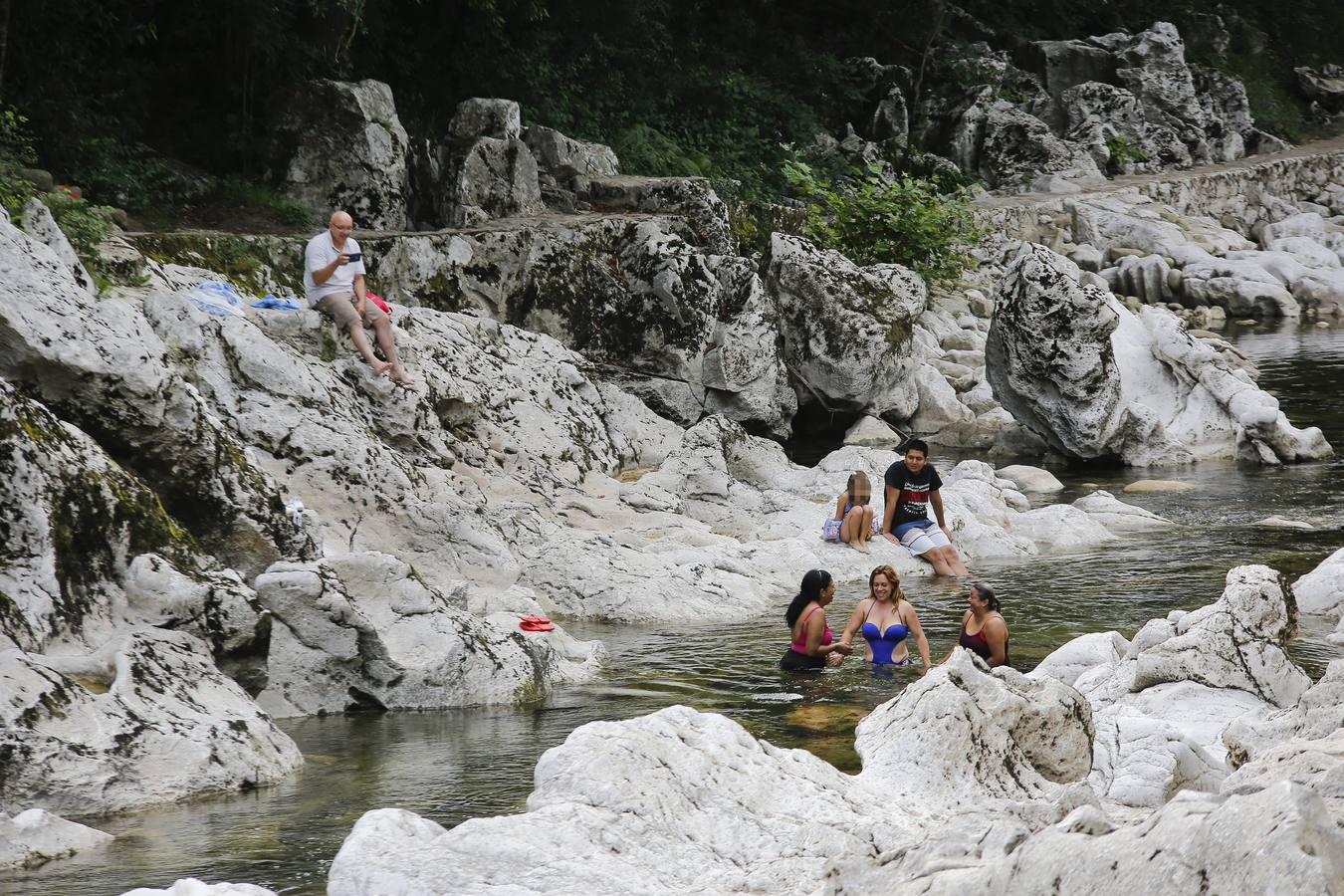 La zona de pozos junto a la presa de Puente Viesgo es perfecta para que los más pequeños se bañen.