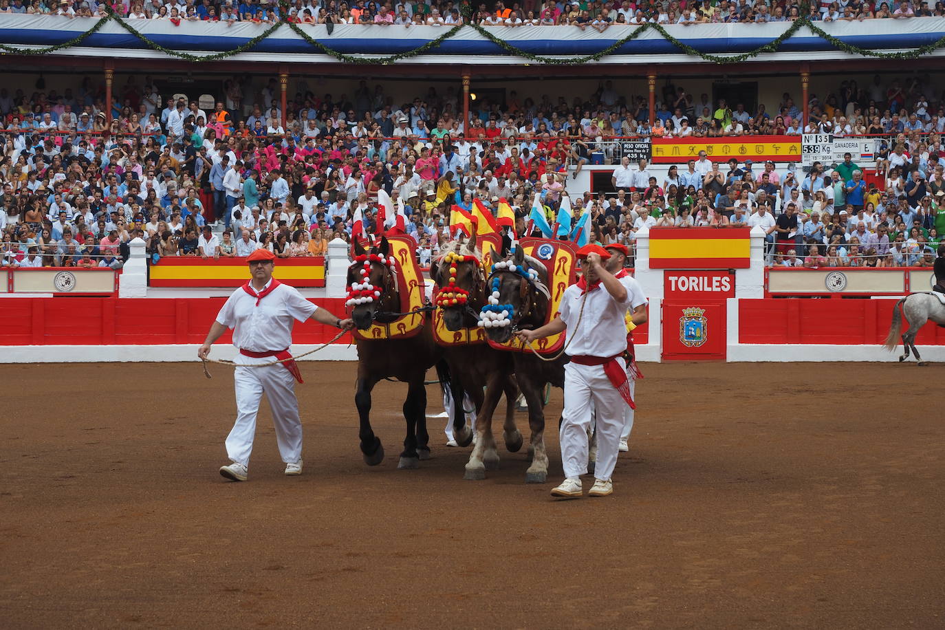 Fotos: Despierta la fiesta en el coso santanderino