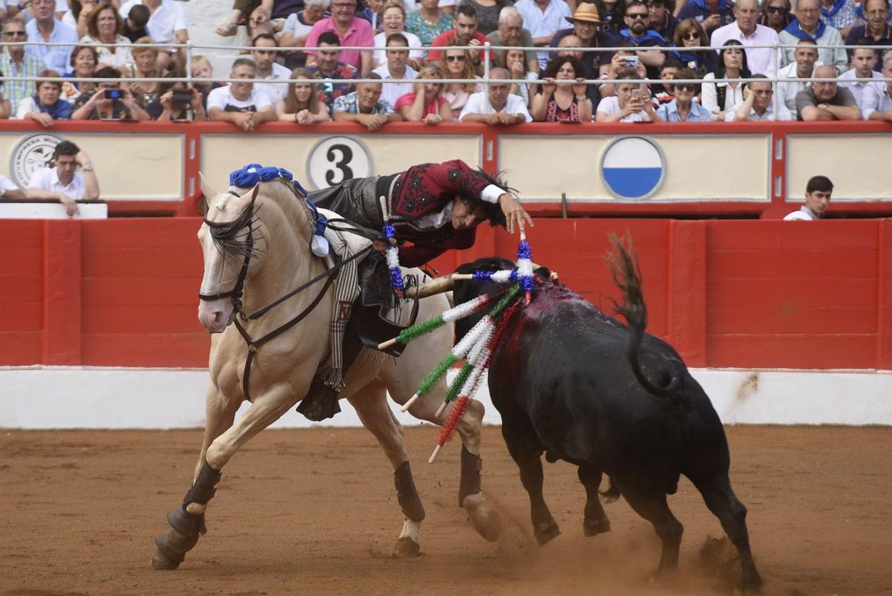 El triunfador de la tarde, Diego Ventura, logró una vez más salir a hombros por la puerta grande de Cuatro Caminos. No escatimó esfuerzos el rejoneador sevillano, mostrando una exquisita doma y un buen manejo de las banderillas. 