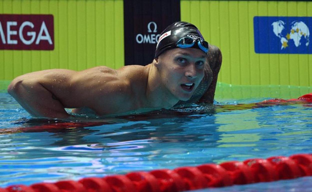 El estadounidense Caeleb Dressel, tras conquistar el oro en los 50 mariposa. 