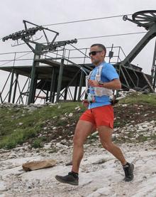 Imagen secundaria 2 - El podio masculino, los participantes en la prueba mini y la salida de la maratón en la campa de Celada de los Calderones.