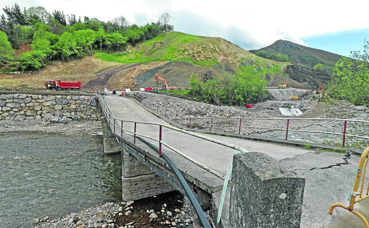 Vista del antiguo puente, dañado por las riadas, desde el lado contrario de la carretera donde se encuentra el argayo. 