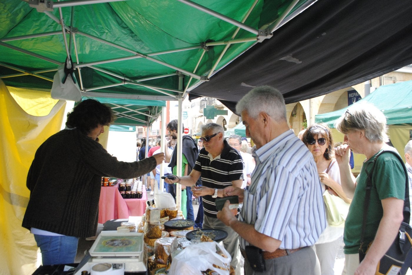 El Mercado Campurriano, el principal atractivo de los festejos de Santiago en Reinosa. :: B. carbonell